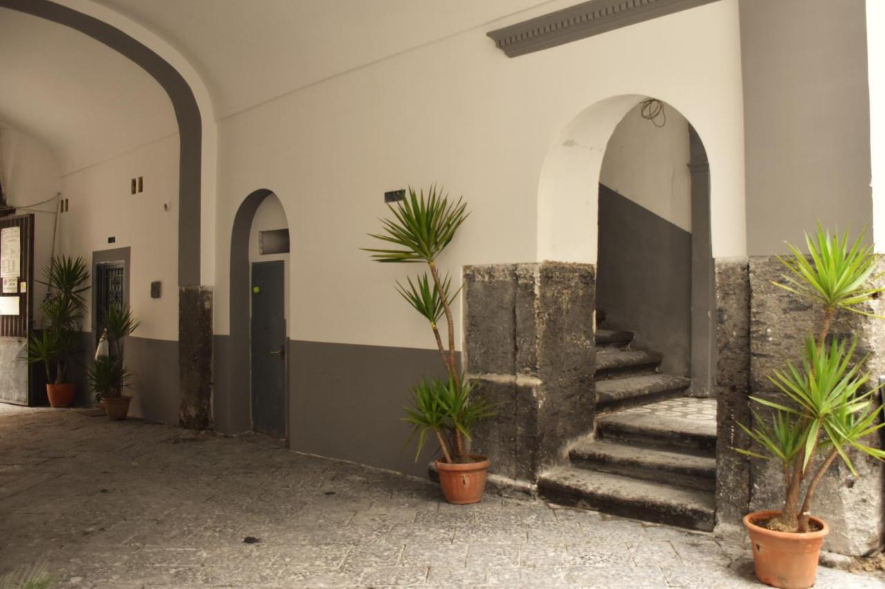 La Cartolina Di Napoli Free Parking For Small Cars Only Neapol Zewnętrze zdjęcie